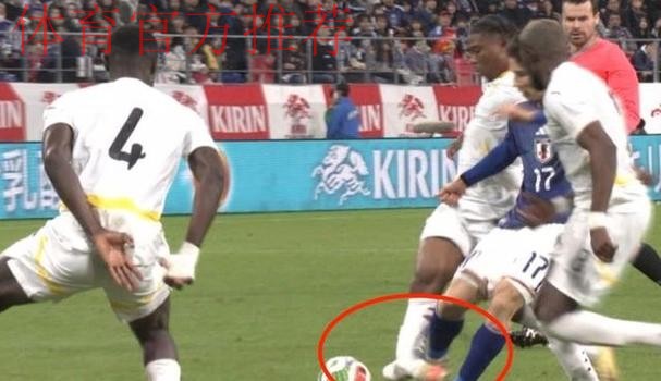 恐怖慎入!24岁加纳中场疑似断腿:小腿90度弯折变形 被担架抬走 恐怖慎入!24岁加纳中场疑似断腿:小腿90度弯折变形 被担架抬走